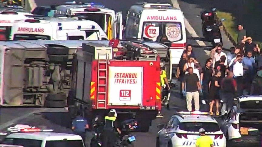 İstanbul'da TEM Otoyolu'nda midibüs devrildi haber görseli