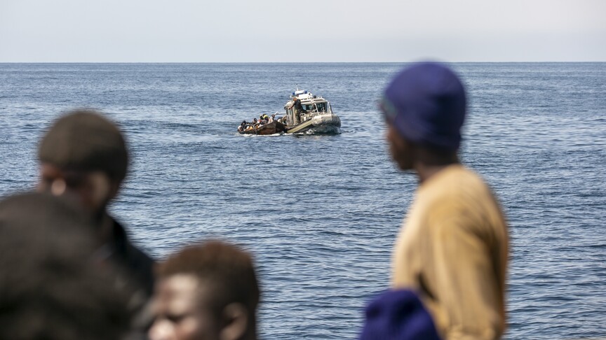 Fas'tan İspanya'nın Kuzey Afrika kıyısına yüzmeye çalışan 800'ü aşkın düzensiz göçmene müdahale edildi haber görseli