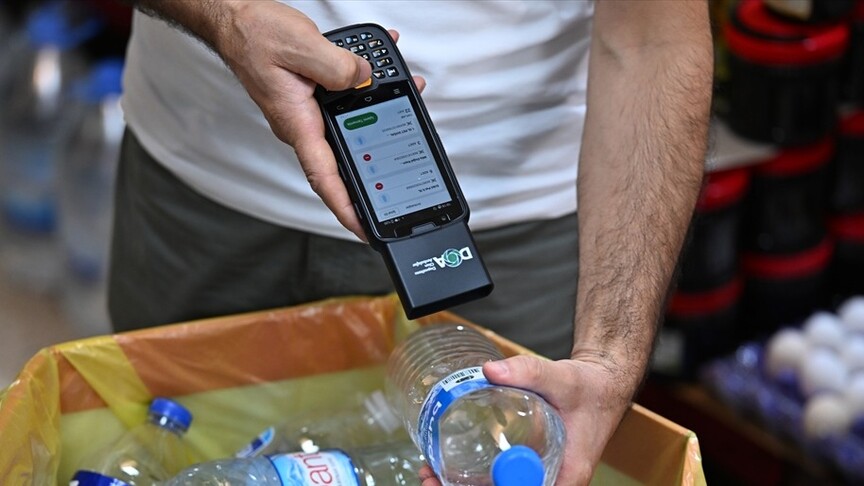 İstanbul'da mahalle esnafı Mobil DOA cihazıyla içecek ambalajı iadesi toplamaya başladı haber görseli
