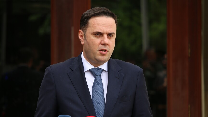 Delegatët e LDK së rikonfirmojnë Lumir Abdixhikun kryetar të partisë