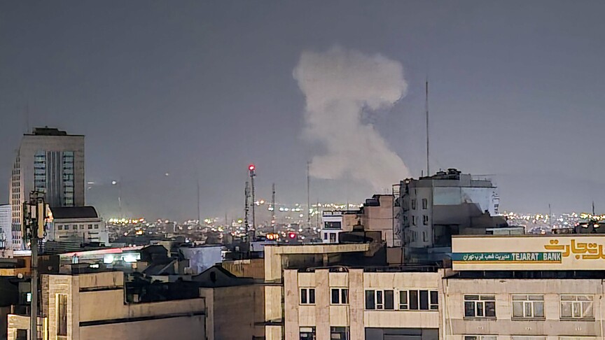 ABD'nin yeni saldırıları duyurmasının ardından İran’ın farklı bölgelerinde patlama sesleri duyuldu haber görseli
