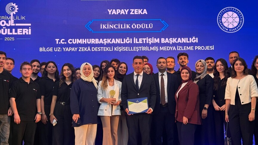 İletişim Başkanlığının "Bilge Uz: Yapay Zeka Destekli Kişiselleştirilmiş Medya İzleme Projesi"ne ödül haber görseli