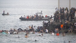Fas'tan İspanya'nın Kuzey Afrika kıyısına yüzmeye çalışan 800'ü aşkın düzensiz göçmene müdahale edildi