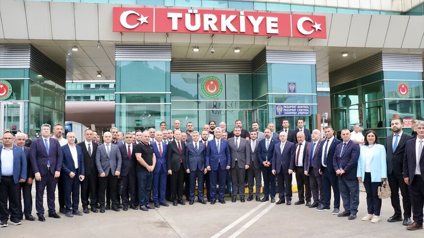 Ticaret Bakanı Bolat: Sarp Gümrük Kapısı bütün Asya ülkelerine açılan çok önemli bir geçiş koridoru haber görseli