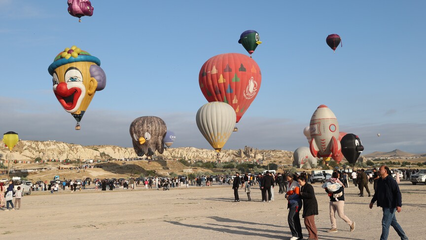 Festivali i Balonave në Kapadokya nisi me fluturimin demonstrues të 30 balonave me figura