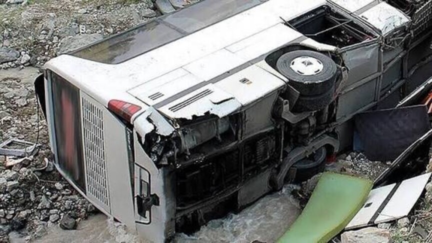 Të paktën 25 të vrarë dhe 44 të plagosur nga përmbysja e një autobusi udhëtarësh në veri të Algjerisë