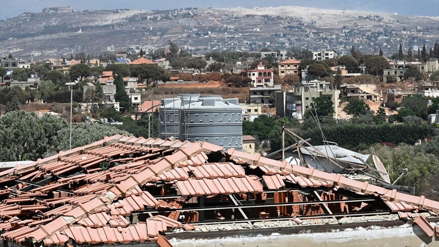 İsrail ordusu, ateşkese rağmen Lübnan'ın güneyinde patlayıcılarla yıkımı sürdürüyor haber görseli