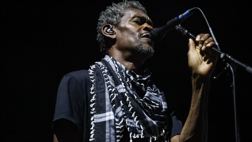 İngiliz müzik grubu Massive Attack'e, konserde Filistin bayrağı açtıkları gerekçesiyle soruşturma haber görseli