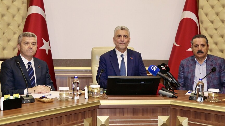 Ticaret Bakanı Bolat: Türkiye 23 yıldır istikrarlı şekilde büyümeye, gelişmeye devam ediyor haber görseli