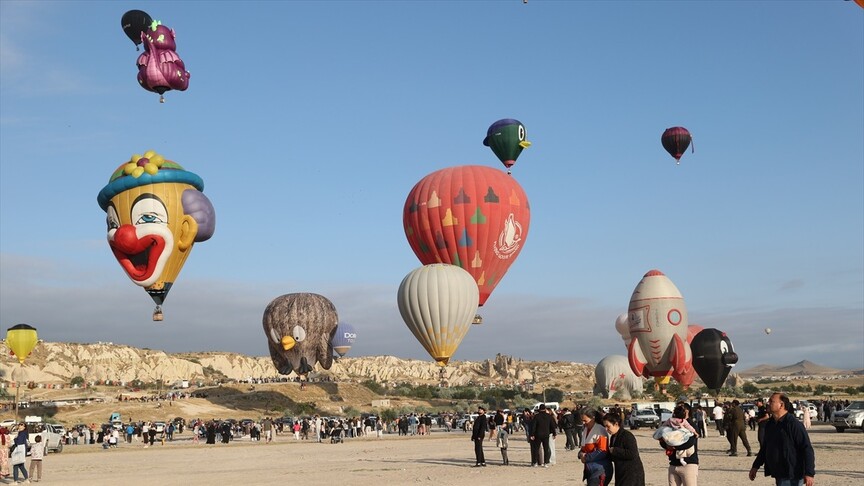 Kapadokya Balon Festivali, 30 figürlü balonun gösteri uçuşuyla başladı haber görseli