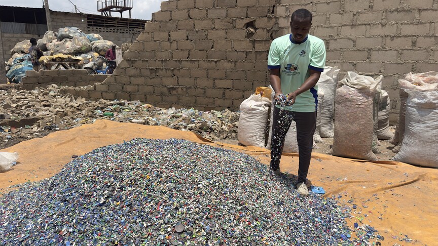 Nijerya'da sel ve çevre kirliliğine yol açan plastik atıklar geri dönüşümle ekonomiye kazandırılıyor haber görseli
