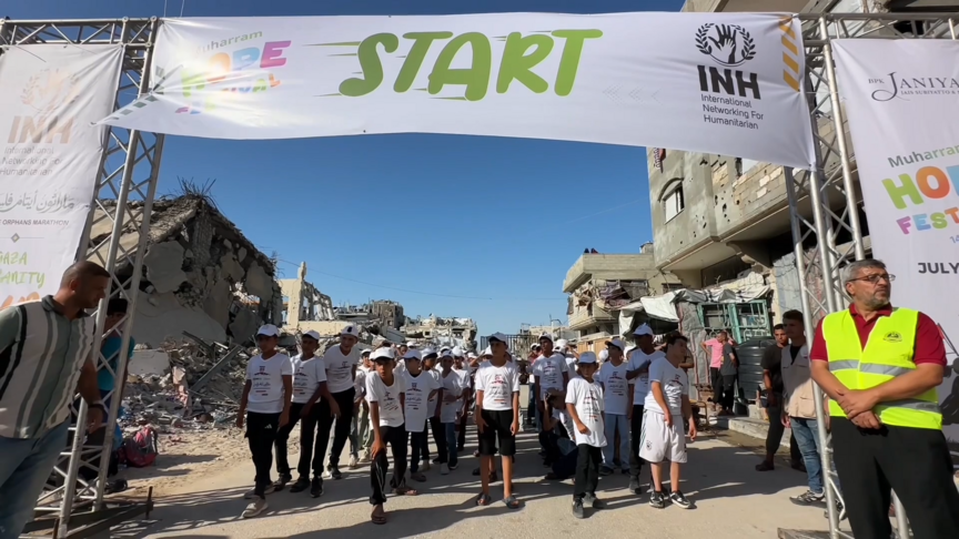 Gazze'de düzenlenen maratona katılan Filistinli yetim çocuklar, acılarını bir an da olsa unutmaya çalıştı haber görseli
