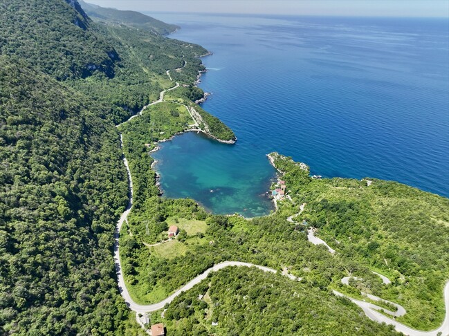 Gjiri Gideros i mirëpret vizitorët me bukurinë e tij natyrore