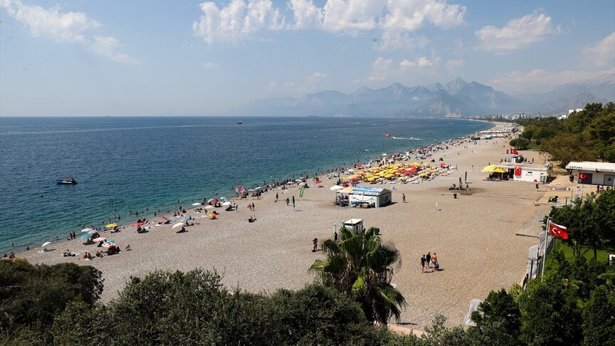Antalya'da sıcaktan bunalanlar sahillerde yoğunluk oluşturdu haber görseli