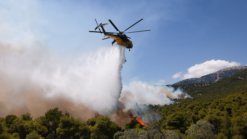 Yunanistan'da iki yangın söndürme helikopteri havada çarpıştı haber görseli