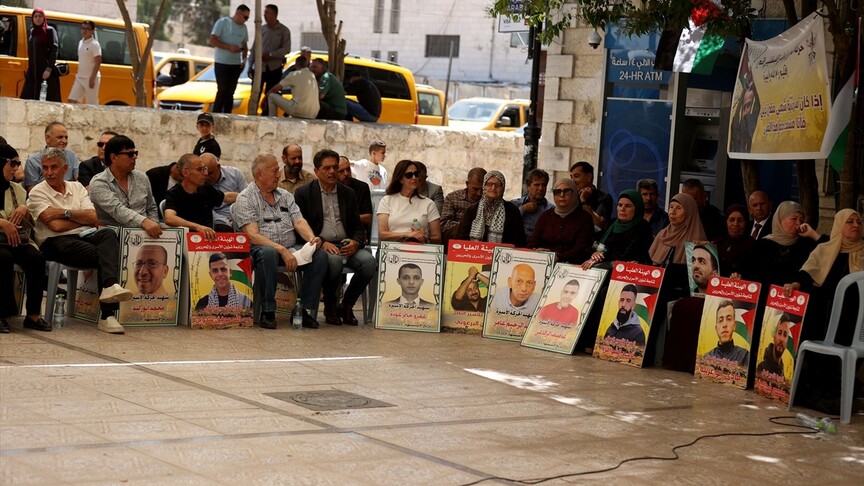 Filistinliler, Gazze halkı ve İsrail hapishanelerindeki esirlerle dayanışmak amacıyla gösteriler düzenledi haber görseli
