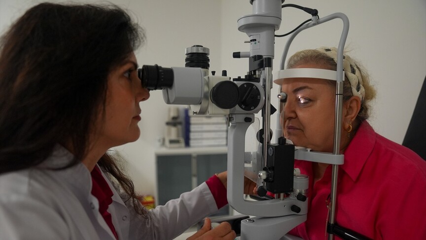 Kontakt lensle denize veya havuza girmek görme kaybına neden olabiliyor haber görseli