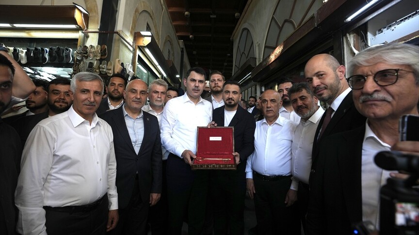 Bakan Kurum'a Kahramanmaraş'ta yeniden ihya edilen Kapalı Çarşı'nın sembolik anahtarı verildi