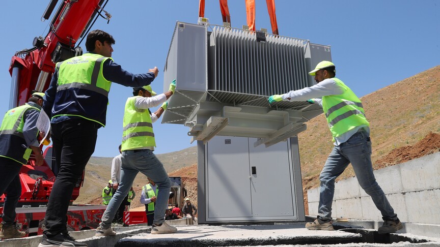 Hakkari'nin güneşini değerlendirmek için 10 megavat kapasiteli GES kurulumuna başlandı haber görseli