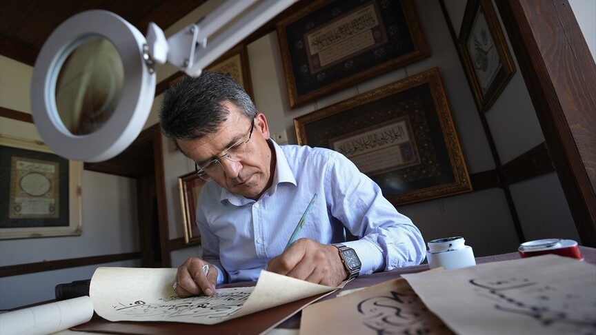 Güvenlik kulübesinde izlediği TRT belgeselinden etkilenip hattat oldu haber görseli