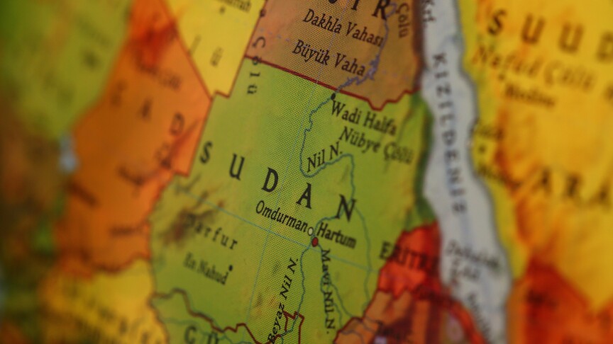 Yemen hükümetine yakın güçler, Kızıldeniz'de saldırıya uğrayan bir yük gemisinin battığını duyurdu haber görseli
