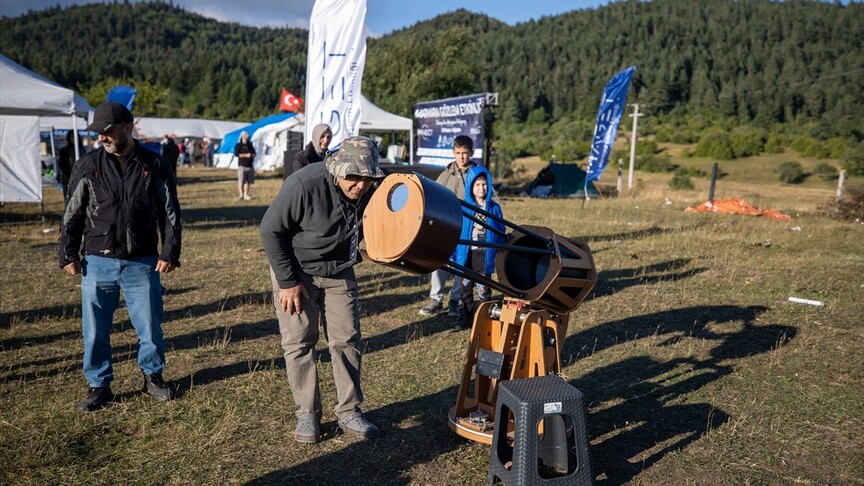 Amatör astronomlar kendi ürettikleri teleskoplarla uzayı gözlemliyor haber görseli