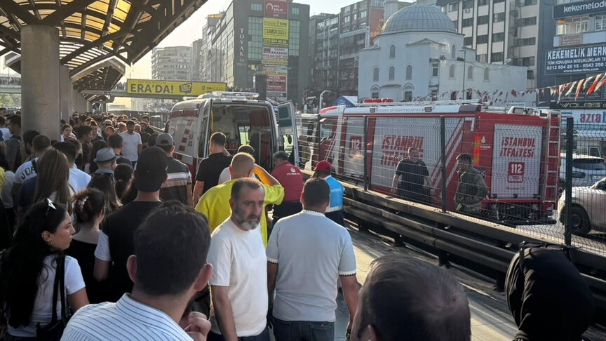 İstanbul'da metrobüsün çarptığı kadın ağır yaralandı haber görseli