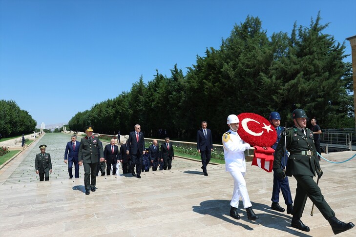 Cumhurbaşkanı Erdoğan başkanlığındaki YAŞ üyeleri Anıtkabir'i ziyaret etti