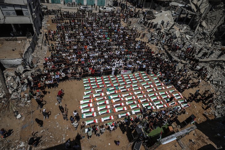 İsrail'in Gazze'ye saldırısından 3 yıl sonra enkazdan çıkarılan 112 Filistinli için cenaze töreni düzenlendi haber görseli