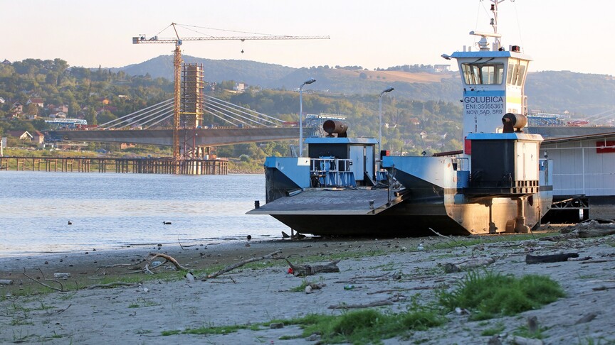 Bulgaristan'da Tuna Nehri'nde çok sayıda gemi düşük su seviyesi nedeniyle bekliyor haber görseli