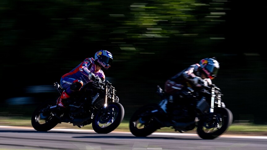Motosikletin "Öncü kardeşleri" zirveye sürüyor haber görseli