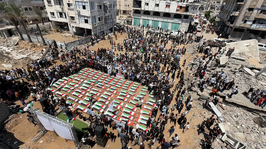 İsrail'in Gazze'ye saldırısından 3 yıl sonra enkazdan çıkarılan 112 naaş için cenaze hazırlığı haber görseli