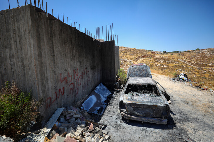 Pushtuesit izraelitë djegin 3 automjete të palestinezëve dhe dëmtojnë rrjetin elektrik në Bregun Perëndimor