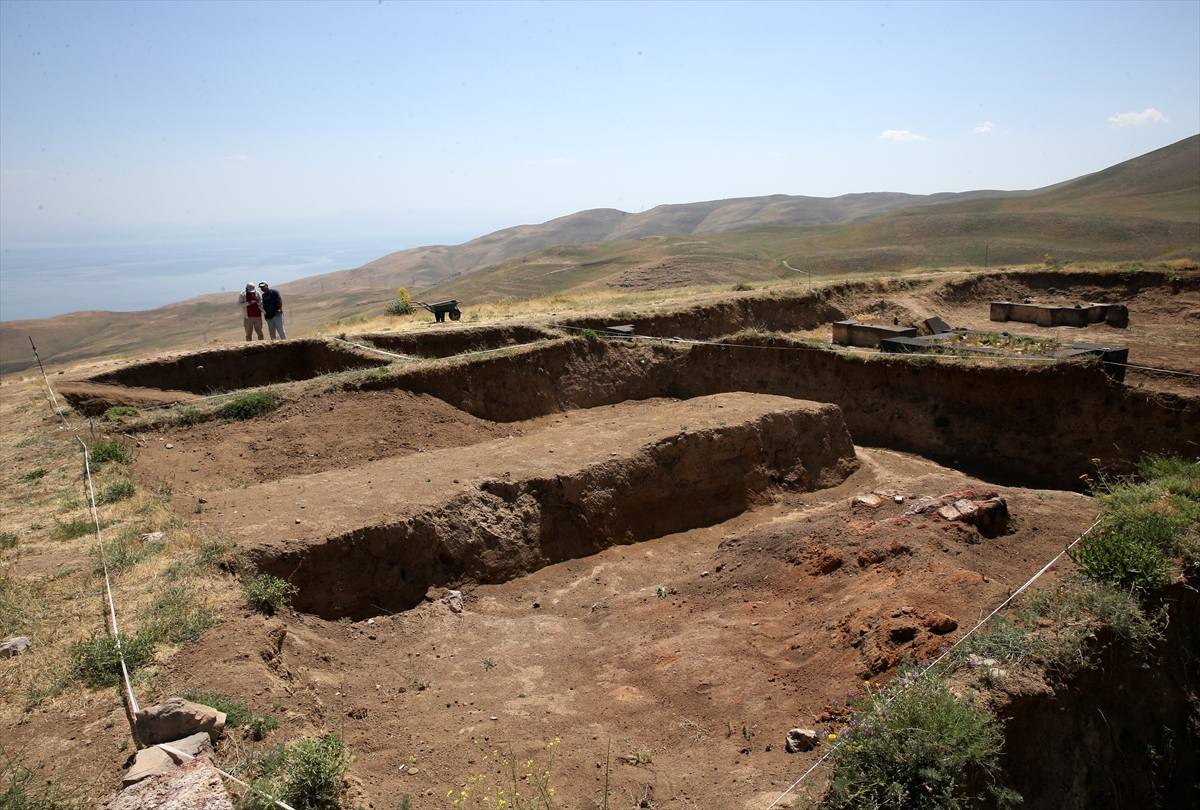 Urartu'nun izleri Kef Kalesi'ndeki kazılarda gün yüzüne çıkıyor 4 Urartu'nun izleri Kef Kalesi'ndeki kazılarda gün yüzüne çıkıyor