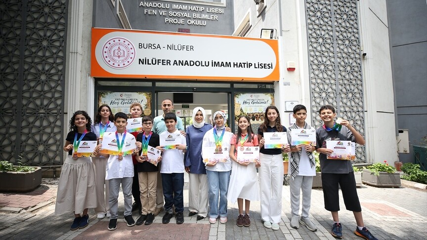 "Matematiğin yıldızları" Singapur'daki olimpiyatlarda 16 ödül kazandı haber görseli