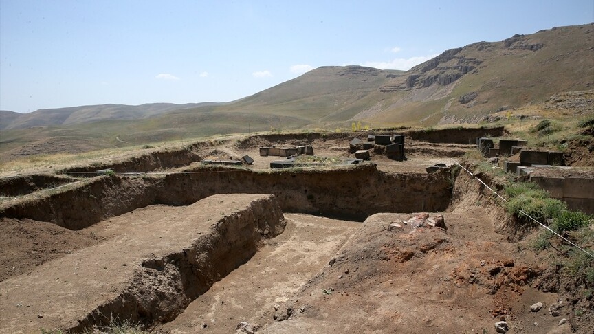 Urartu'nun izleri Kef Kalesi'ndeki kazılarda gün yüzüne çıkıyor haber görseli