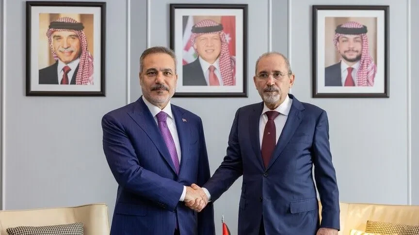 Kryediplomati turk takohet me homologët e tij jordanezë dhe algjerianë në Aman