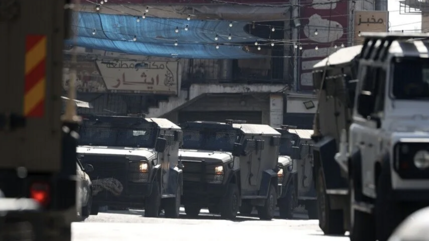 Militer Israel bongkar pertokoan dekat Kamp Pengungsi Qalandia,