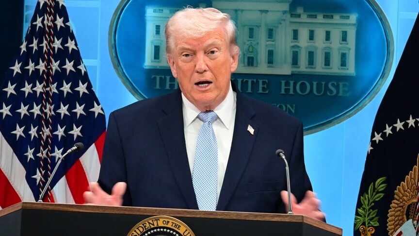 Trump, İran'la anlaşmayı tercih ettiğini ancak askeri saldırının hala bir seçenek olduğunu belirtti haber görseli