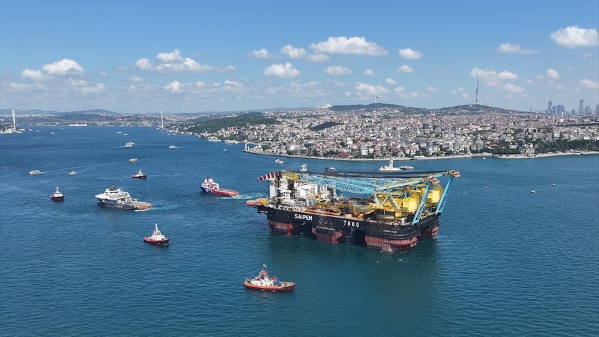 Dünyanın üçüncü büyük yarı batık vinç gemisi İstanbul Boğazı'ndan geçiyor