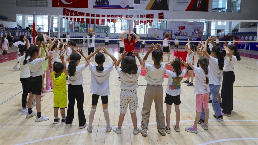 Spor okullarına katılan Hakkarili çocuklar yaz tatilini dolu dolu geçiriyor haber görseli