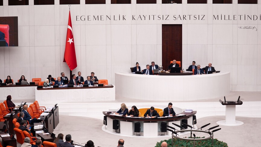 Suça sürüklenen çocuklara ilişkin düzenlemeleri içeren kanun teklifi'nin ilk 2 maddesi kabul edildi haber görseli