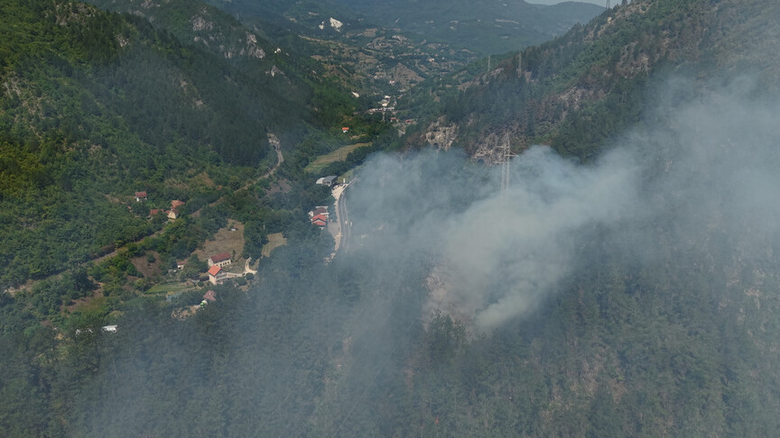 Helikopterët ushtarakë ndërhyjnë për shuarjen e zjarreve pyjore në Bosnjë e Hercegovinë