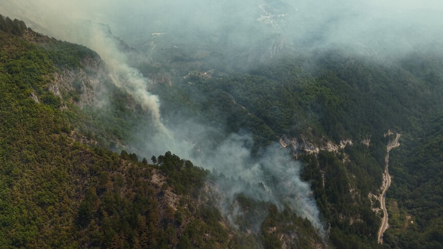 Bosna Hersek'teki orman yangınlarına askeri helikopterler müdahale ediyor haber görseli