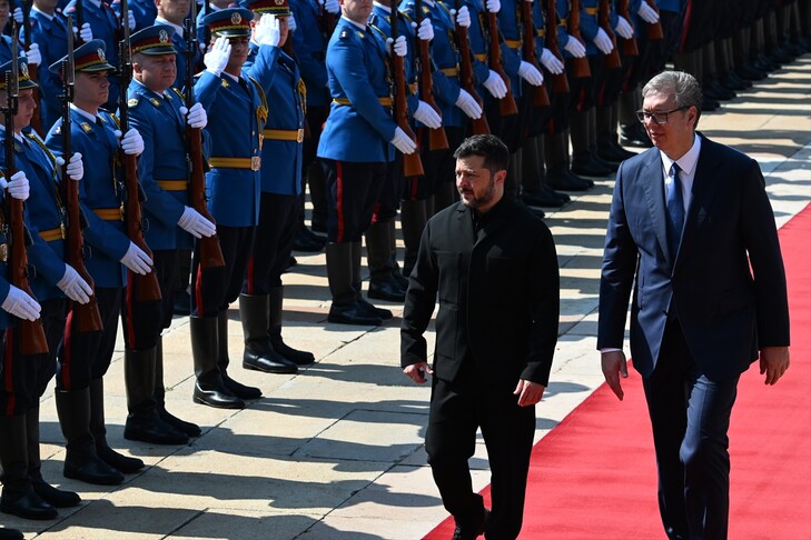 Vuçiq pret Zelenskyyn me ceremoni në Beograd  thotë se Serbia mbështet integritetin territorial të Ukrainës