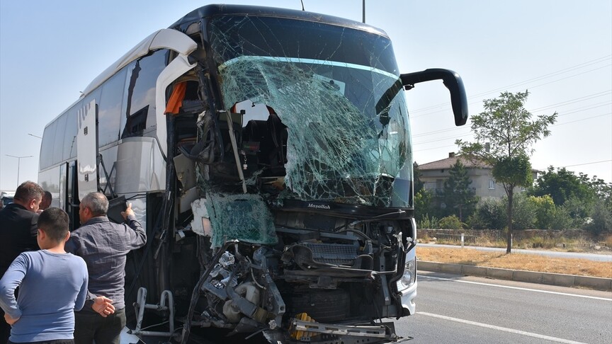 Afyonkarahisar'da yolcu otobüsü kamyonete çarptı, 1 kişi öldü, 15 kişi yaralandı haber görseli
