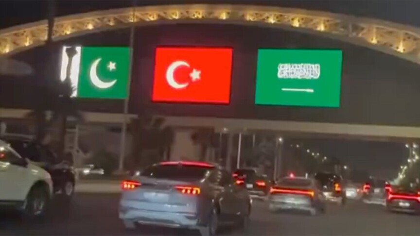 Suudi Arabistan'daki simge yapılar Türkiye, Suudi Arabistan ve Pakistan bayraklarıyla ışıklandırıldı