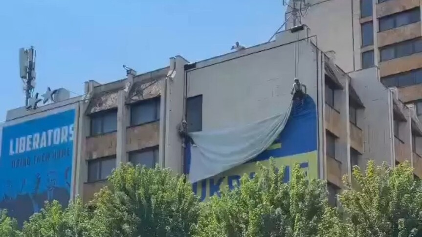 Në Prishtinë hiqet flamuri gjigant me mbishkrimin  Free Ukraine 
