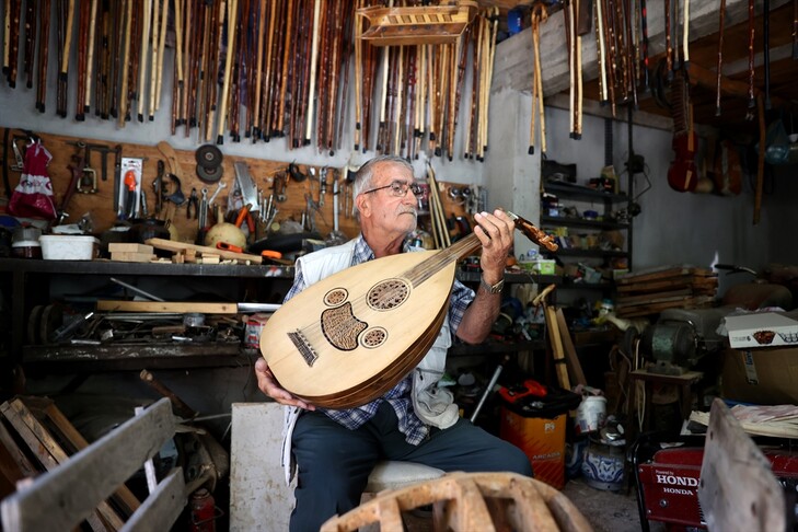 Me zanatin që e mësoi vetë  i jep zë drurit prej një çerek shekulli