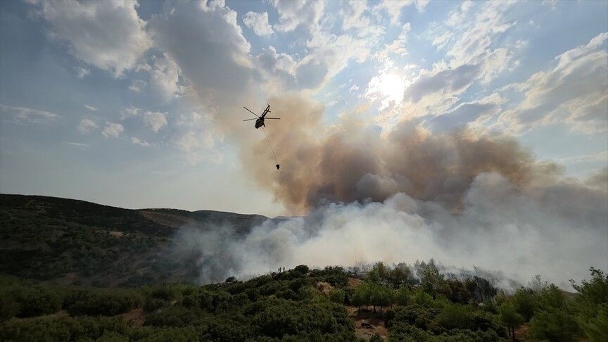 Manisa'da çıkan orman yangınına müdahale ediliyor